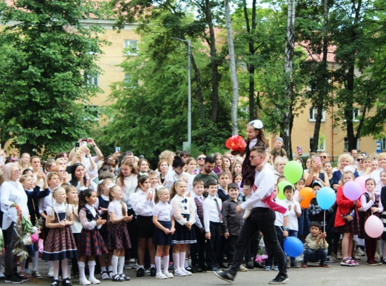 Прозвенел "Последний звонок"....