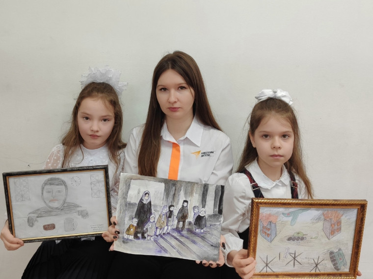 Выставка рисунков "Блокадный Ленинград": взгляд детей на страницы истории.